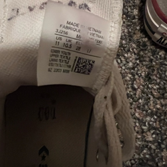 Children’s converse size 11. Preloved in good condition. - Picture 8 of 8